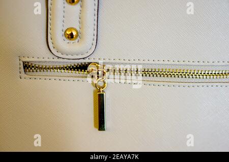 POZNAN, POLEN - 11. Oktober 2018: Nahaufnahme einer Wittchen Lady Ledertasche mit zippe Stockfoto