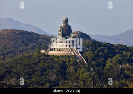 Tian Tan Buddha, auch bekannt als der große Buddha im Kloster Po Lin auf der Insel Lantau, Hongkong Foto von David Sutton/themangoroad.com Stockfoto