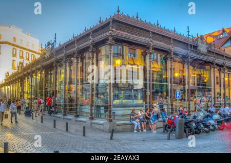 MADRID, SPANIEN, 6. OKTOBER 2017: Lokale und Touristen vor dem San Miguel Markt (Mercado San Miguel) im Zentrum von Madrid, Spanien Stockfoto