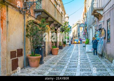 ERICE, ITALIEN, 20. APRIL 2017: Blick auf eine schmale Straße in der Altstadt von Erice Dorf auf Sizilien, Italien Stockfoto