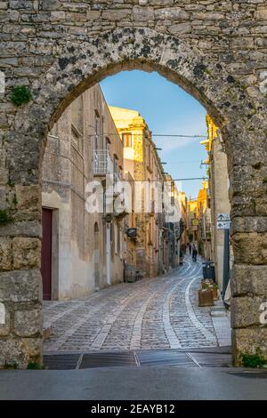 ERICE, ITALIEN, 20. APRIL 2017: Blick auf eine schmale Straße in der Altstadt von Erice Dorf auf Sizilien, Italien Stockfoto