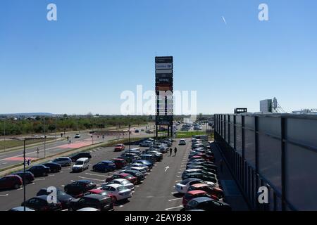 Draufsicht auf Außenparkplätze, viele geparkte Autos im Einkaufszentrum in Bukarest, Rumänien, 2021 Stockfoto