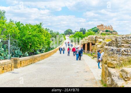 AGRIGENTO, ITALIEN, 22. APRIL 2017: Menschen wandern durch Ruinen des Tals der Tempel in der Nähe von Agrigento in Sizilien, Italien Stockfoto