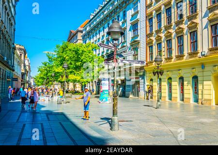 BELGRAD, SERBIEN, 26. AUGUST 2017: Die Menschen schlendern auf der kneza mihaila Straße in belgrad, serbien. Stockfoto
