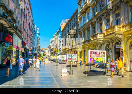 BELGRAD, SERBIEN, 26. AUGUST 2017: Die Menschen schlendern auf der kneza mihaila Straße in belgrad, serbien. Stockfoto