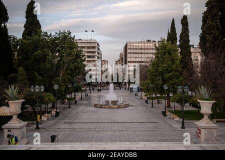 Athen, Griechenland. Februar 2021, 11th. Der Syntagma-Platz ist fast menschenleer. Seit Donnerstagmorgen ist der Großraum Athen erneut einer harten Sperre ausgesetzt, um die Corona-Pandemie einzudämmen, deren Einhaltung von der Polizei mit zahlreichen Straßensperren durchgesetzt wird. Quelle: Angelos Tzortzinis/DPA/Alamy Live News Stockfoto