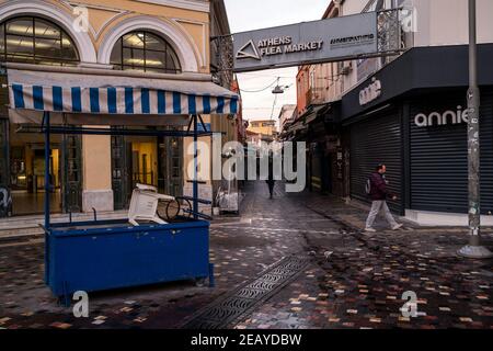 Athen, Griechenland. Februar 2021, 11th. Passanten gehen an den geschlossenen Geschäften auf dem Athener Flohmarkt vorbei. Seit Donnerstagmorgen ist der Großraum Athen erneut einer harten Sperre ausgesetzt, um die Corona-Pandemie einzudämmen, deren Einhaltung von der Polizei mit zahlreichen Straßensperren durchgesetzt wird. Quelle: Angelos Tzortzinis/DPA/Alamy Live News Stockfoto