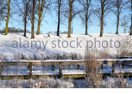 Edinburgh, Schottland, Großbritannien. Februar 2021, 11th. Menschen genießen einen herrlichen sonnigen, aber eiskalten Morgen in einem schneebedeckten Inverleith Park. Kredit: Craig Brown/Alamy Live Nachrichten Stockfoto