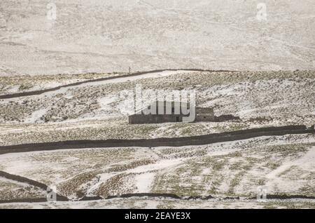 Eine verfaulte Scheune auf verschneiten Hügeln in Weardale in der North Pennines AONB (County Durham) Stockfoto