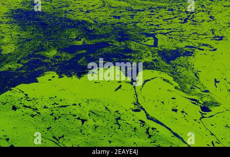 Abstrakte Muster von fließenden Wassermassen auf dem ukrainischen Fluss Dnepr Bedeckt von Cyanobakterien als Folge der Phytoplankton-Evolution in Heiße Jahreszeit Stockfoto