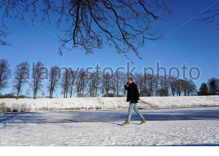 Edinburgh, Schottland, Großbritannien. Februar 2021, 11th. Menschen genießen es, an einem herrlichen sonnigen, aber eisigen Morgen in einem schneebedeckten Inverleith Park zu laufen. Kredit: Craig Brown/Alamy Live Nachrichten Stockfoto