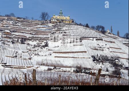 Radebeul, Deutschland. Februar 2021, 10th. Umgeben von Schnee liegt das im 17th. Jahrhundert erbaute Spitzhaus auf den Weinbergen der Lößnitz. Das Spitzhaus ist ein denkmalgeschütztes Gebäude und ein Wahrzeichen der Stadt. Quelle: Sebastian Kahnert/dpa-Zentralbild/ZB/dpa/Alamy Live News Stockfoto