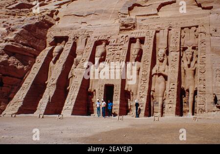 Abu Simbel - Tempelkomplex von Ramesses II gebaut, in der Nähe von Assuan, Ägypten. UNESCO-Weltkulturerbe im Oberen Nil. Kleiner Tempel von Nefertari. Archivscan von einem Dia. Februar 1987. Stockfoto