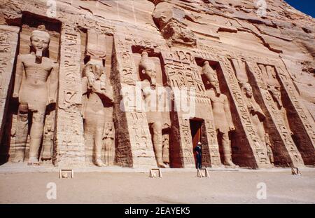 Abu Simbel - Tempelkomplex von Ramesses II gebaut, in der Nähe von Assuan, Ägypten. UNESCO-Weltkulturerbe im Oberen Nil. Kleiner Tempel von Nefertari. Archivscan von einem Dia. Februar 1987. Stockfoto