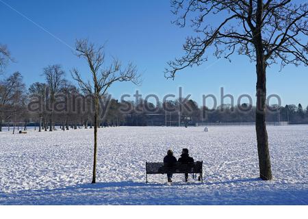 Edinburgh, Schottland, Großbritannien. Februar 2021, 11th. Menschen genießen einen herrlichen sonnigen, aber eiskalten Morgen in einem schneebedeckten Inverleith Park. Kredit: Craig Brown/Alamy Live Nachrichten Stockfoto