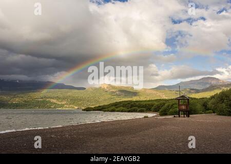 Regenbogenblick über die Anden im Los Alerces Nationalpark, Patagonien, Argentinien Stockfoto