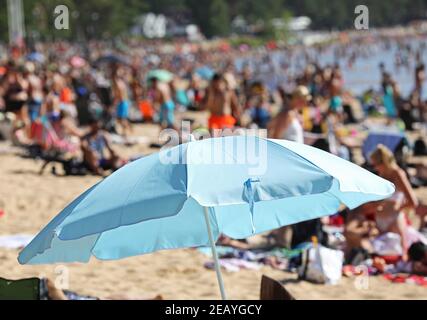 MOTALA, SCHWEDEN - 25. JULI 2018: Sonnenschirm am Strand in Varamon an einem heißen Sommertag. Stockfoto