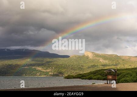 Regenbogenblick über die Anden im Los Alerces Nationalpark, Patagonien, Argentinien Stockfoto
