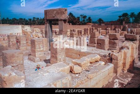 Abydos - eine der ältesten Städte und Tempelkomplex im alten Ägypten, Oberer Nil. Überreste des Tempels von Ramses II. Archivscan von einem Dia. Februar 1987. Stockfoto