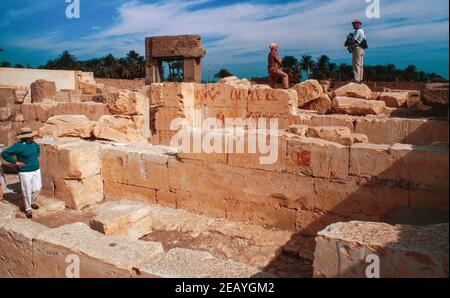 Abydos - eine der ältesten Städte und Tempelkomplex im alten Ägypten, Oberer Nil. Überreste des Tempels von Ramses II. Archivscan von einem Dia. Februar 1987. Stockfoto