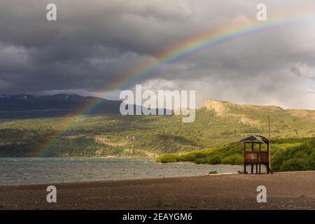 Regenbogenblick über die Anden im Los Alerces Nationalpark, Patagonien, Argentinien Stockfoto