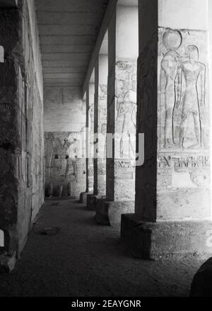 Abydos - eine der ältesten Städte und Tempelkomplex im alten Ägypten, Oberer Nil. Hypostyle Eingang des Tempels von Seti I. Archivscan von einer Dia. Februar 1987. Stockfoto