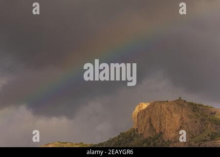 Regenbogenblick über die Anden im Los Alerces Nationalpark, Patagonien, Argentinien Stockfoto