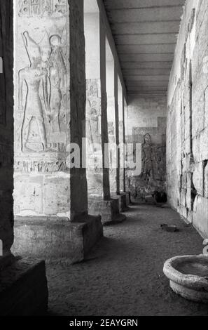 Abydos - eine der ältesten Städte und Tempelkomplex im alten Ägypten, Oberer Nil. Hypostyle Eingang des Tempels von Seti I. Archivscan von einer Dia. Februar 1987. Stockfoto