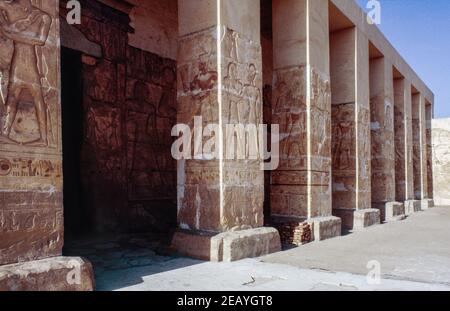 Abydos - eine der ältesten Städte und Tempelkomplex im alten Ägypten, Oberer Nil. Hypostyle Eingang des Tempels von Seti I. Archivscan von einer Dia. Februar 1987. Stockfoto