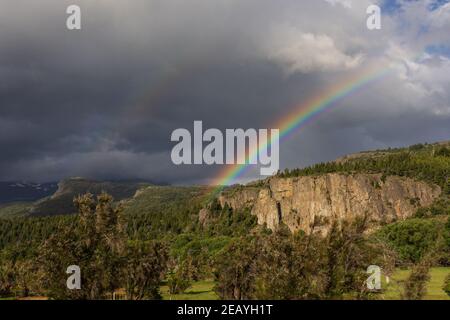 Regenbogenblick über die Anden im Los Alerces Nationalpark, Patagonien, Argentinien Stockfoto