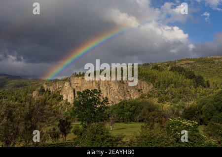 Regenbogenblick über die Anden im Los Alerces Nationalpark, Patagonien, Argentinien Stockfoto