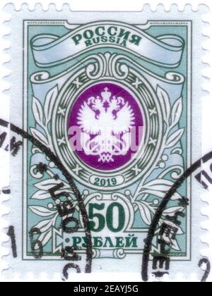 Sankt Petersburg, Russland - 05. Dezember 2020: Briefmarke gedruckt in Russland mit dem Bild des Staatswappens, um 2019 Stockfoto