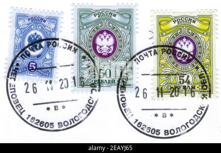 Sankt Petersburg, Russland - 05. Dezember 2020: In Russland gedruckte Briefmarken mit dem Bild des Staatswappens, um 2019 Stockfoto