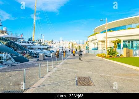 CANNES, FRANKREICH, 30. DEZEMBER 2017: In Cannes, Frankreich, schlendern die Menschen durch den Hafen Stockfoto
