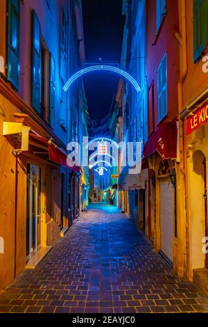 MONACO, MONACO, 29. DEZEMBER 2017: Nachtansicht einer schmalen Straße im Zentrum von Monaco Stockfoto