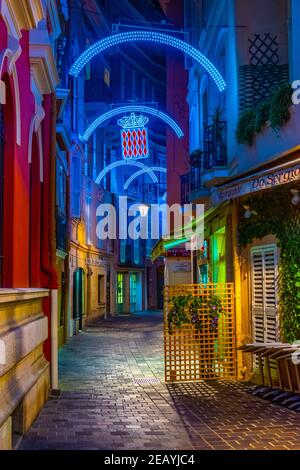 MONACO, MONACO, 29. DEZEMBER 2017: Nachtansicht einer schmalen Straße im Zentrum von Monaco Stockfoto