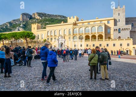 MONACO, MONACO, 29. DEZEMBER 2017: Wechsel der königlichen Garde vor dem Fürstenpalast in monaco Stockfoto