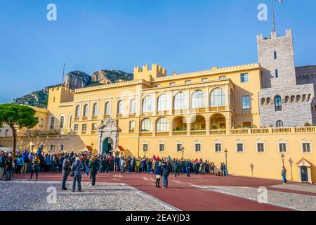 MONACO, MONACO, 29. DEZEMBER 2017: Wechsel der königlichen Garde vor dem Fürstenpalast in monaco Stockfoto