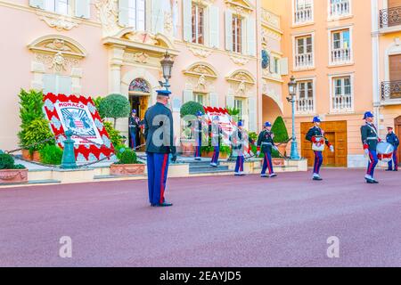 MONACO, MONACO, 29. DEZEMBER 2017: Wechsel der königlichen Garde vor dem Fürstenpalast in monaco Stockfoto