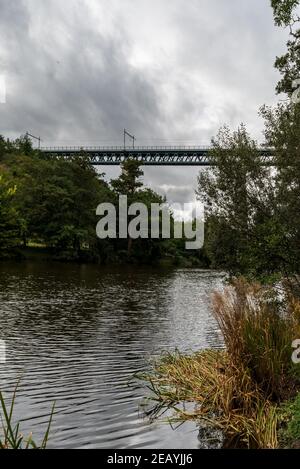 Eisenbahnbrücke über dem Fluss Dyje in Znojmo Stadt in der Tschechischen republik während des bewölkten Herbsttages Stockfoto