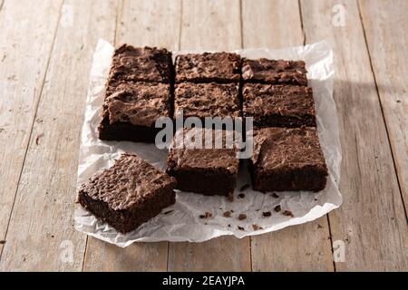 Hausgemachte Brownies auf Holztisch Stockfoto