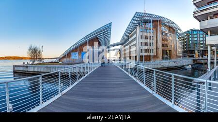 OSLO, NORWEGEN, 15. APRIL 2019: Menschen passieren das Astrup Fearnley Museum in Oslo, Norwegen Stockfoto