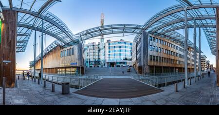 OSLO, NORWEGEN, 15. APRIL 2019: Menschen passieren das Astrup Fearnley Museum in Oslo, Norwegen Stockfoto