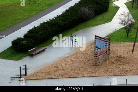 Zwei Männer machen morgens eine Wanderübung im Las Llamas Atlantic Park Santander Cantabria Spanien Stockfoto