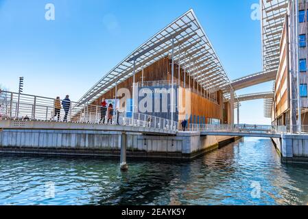 OSLO, NORWEGEN, 15. APRIL 2019: Menschen passieren das Astrup Fearnley Museum in Oslo, Norwegen Stockfoto