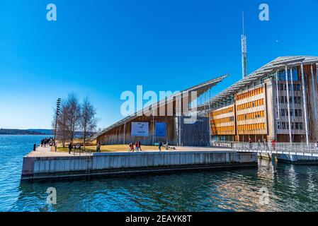 OSLO, NORWEGEN, 15. APRIL 2019: Menschen passieren das Astrup Fearnley Museum in Oslo, Norwegen Stockfoto