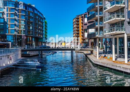 OSLO, NORWEGEN, 15. APRIL 2019: Motorboote, die in einem Kanal zwischen Wohngebäuden bei Aker Brygge, Oslo, Norwegen, festmachen Stockfoto