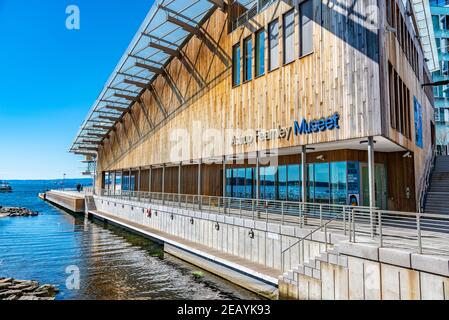 OSLO, NORWEGEN, 15. APRIL 2019: Menschen passieren das Astrup Fearnley Museum in Oslo, Norwegen Stockfoto