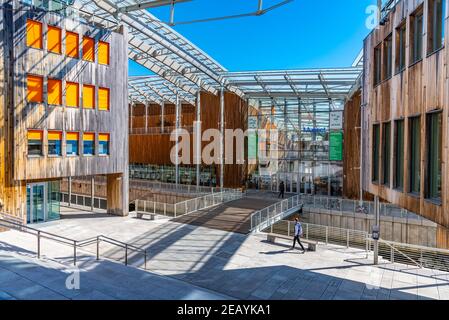 OSLO, NORWEGEN, 15. APRIL 2019: Menschen passieren das Astrup Fearnley Museum in Oslo, Norwegen Stockfoto