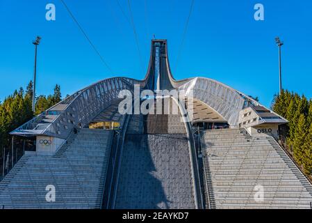 OSLO, NORWEGEN, 15. APRIL 2019: Holmenkollen Skisprungstadion und norwegisches Skimuseum in Oslo Stockfoto